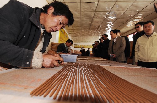 4月12日,援藏干部在西藏岗地经贸有限公司参观藏香手工制作过程。 当日,来自国家各部委的120多名援藏干部来到西藏国家级文化产业示范基地——西藏岗地经贸有限公司参观。近年来,随着西藏旅游业的迅速发展,文化产业得到空前发展。西藏岗地经贸有限公司作为西藏文化产业的龙头企业,文化艺术产品深受国内外游客的青睐。 新华社记者 格桑达瓦 摄