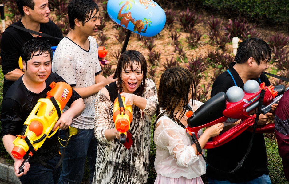 广东东莞"卖身节":千人互射水枪 众男围攻女性