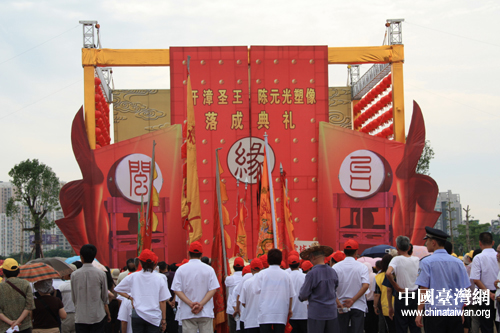 组图:开漳圣王陈元光塑像在漳州市人民广场落成