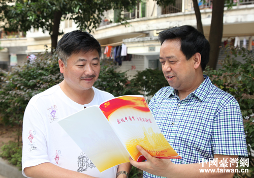 大竹县台办主任李仕林正在向台胞台属宣讲"中国梦".