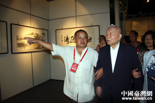 中华妈祖文化交流协会会长张克辉(右一)参观书画展