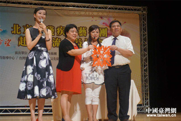 无臂剪纸艺术家夏虹表演《剪纸》