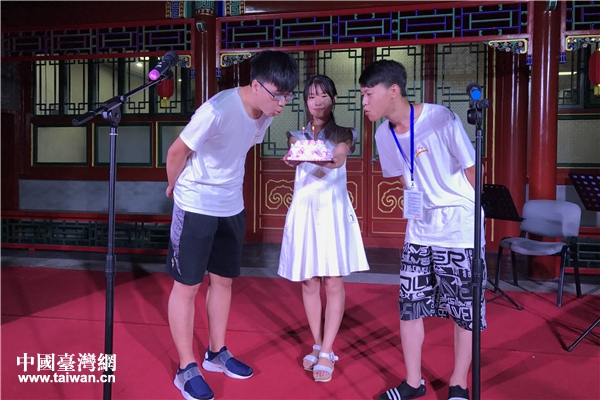 北京建国门街道居民为台湾青年邱骏伟、李翔彦过生日 北京建国门街道居民为台湾青年邱骏伟、李翔彦过生日