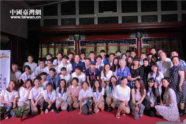 京台青年与北京市东城区建国门街道居民合影留念 京台青年与北京市东城区建国门街道居民合影留念