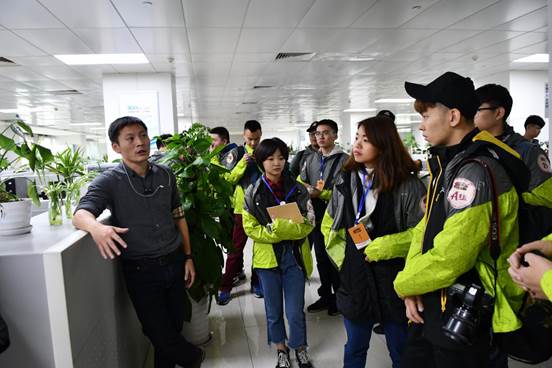 同学们认真聆听“航拍四川”项目负责人喻茂老师讲解利用无人机航拍技术进行新闻采编 同学们认真聆听“航拍四川”项目负责人喻茂老师讲解利用无人机航拍技术进行新闻采编