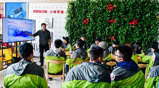 喻茂老师与同学们鉴赏航拍图片 喻茂老师与同学们鉴赏航拍图片