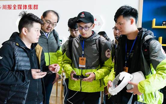 同学们在专业老师指导下感受VR技术和航拍操作 同学们在专业老师指导下感受VR技术和航拍操作