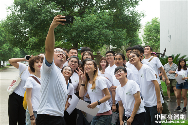 两岸大学生拍照留念.(图片来源:铜陵市台办)
