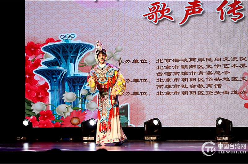 梅派第四代男旦传人巴特尔表演京剧曲目《霸王别姬》.