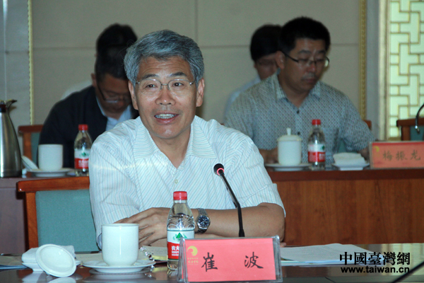 宁夏回族自治区党委副书记崔波在座谈会上讲话.