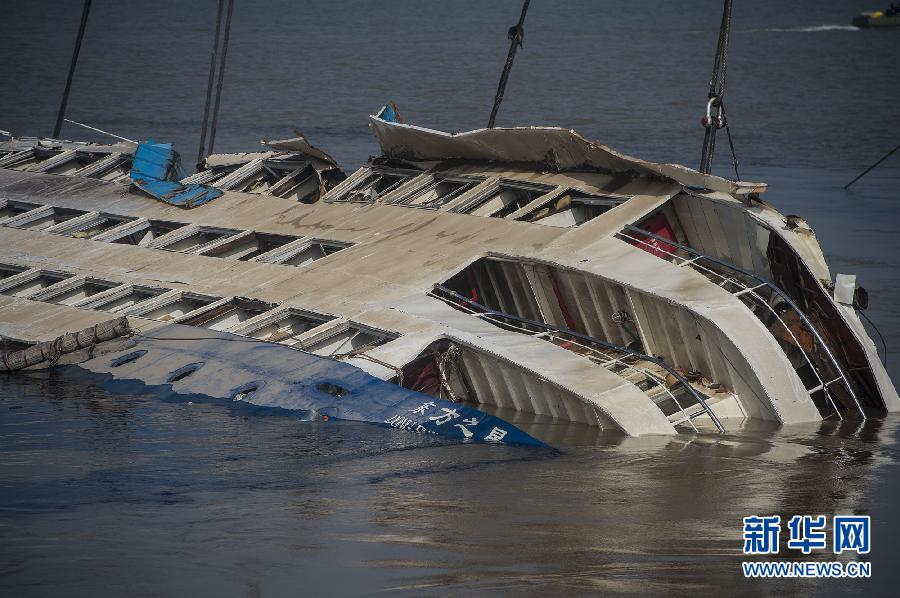 "东方之星"已露出顶部