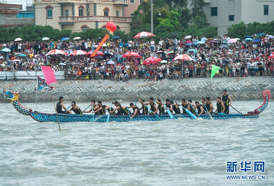 5月30日,观众在石狮市蚶江镇观看海上龙舟竞渡.