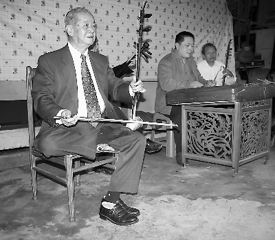 张来福与祖地潮乐爱好者切磋二弦技艺