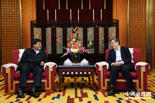 四川省副省长朱鹤新会见台湾省商业总会考察团(图)