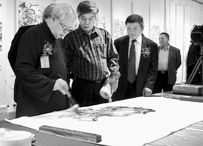 图为台湾岭南美术馆荣誉馆长欧豪年大师现场作画. 王平 摄