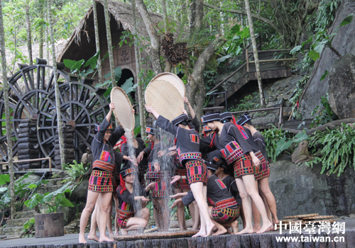 两岸诗人赴海南保亭交流基地参访 感受黎族特色文化