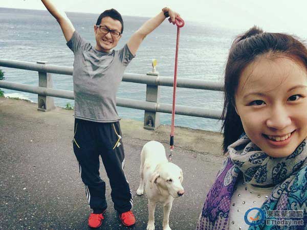 �Űѵ�̹�Ժ�ϲ����ͤ�𣬲����Լ�δ����ѡ�������Ů��С��һ������ȥ��ͼΪС��û���۾������ӣ���Ů����һ�������������ۺ�����Ц��