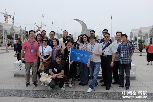 台湾嘉宾参观中阿之轴.(中国台湾网 普燕 摄)
