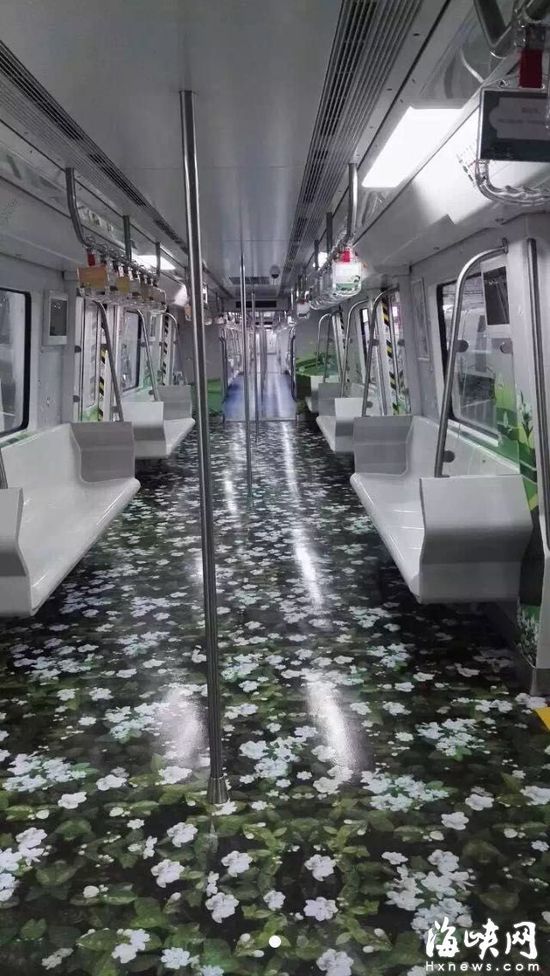 两侧车门还画有福州的标志性建筑——乌塔