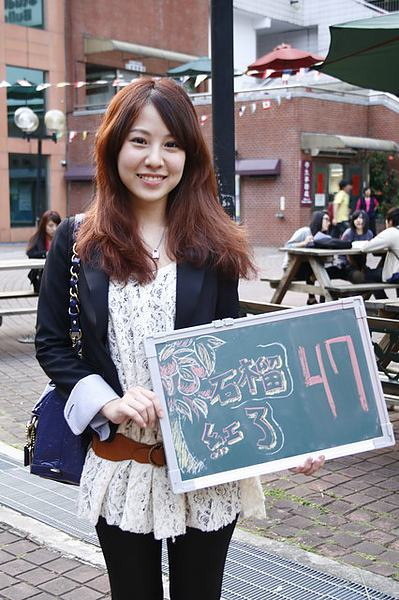 她是郑云婷,世新大学公广四乙,为"石榴红了"毕展