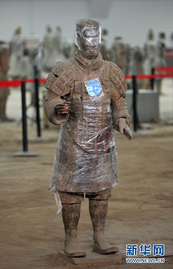 陕西出土兵马俑"穿上"保鲜膜