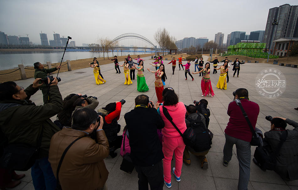 太原30名女性"赤膊"跳肚皮舞迎三八节