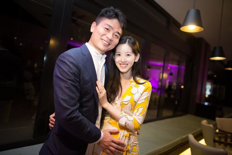 奶茶妹妹承认婚礼前怀孕 刘强东霸道示爱