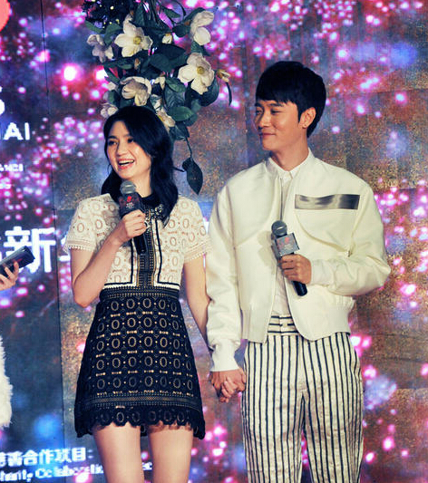 张丹峰洪欣罕见亲吻秀恩爱