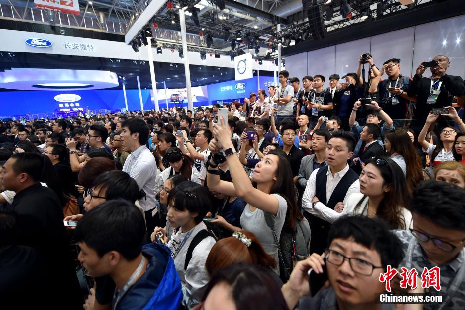 2016北京车展开幕 观众体验"虚拟现实"世界