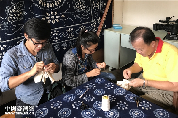台湾师生亲自制作扎染作品