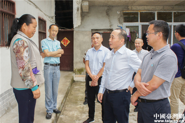 据悉,泸定县县长祝邦文和省台办下派干部,泸定县委专职扶贫副书记