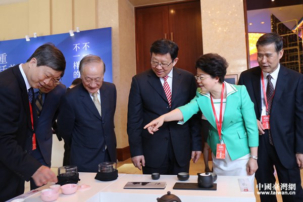组图:陈德铭,郁慕明等参观《首届中华设计奖优秀作品展》