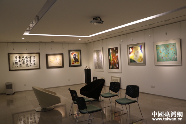 黄金德家地下一层的墙上挂满了他的作品 黄金德家地下一层的墙上挂满了他的作品