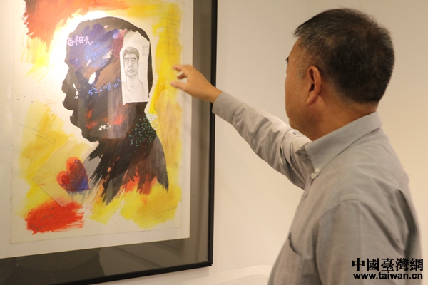 黄金德向记者讲述画上记录的内容 黄金德向记者讲述画上记录的内容