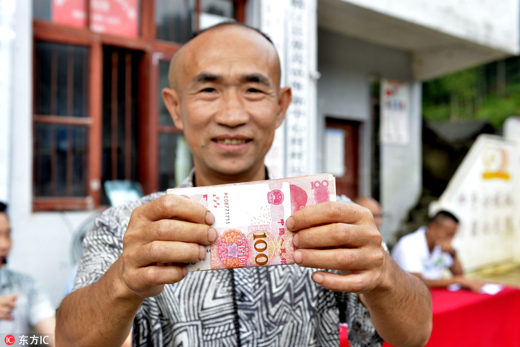 人民币墙堆起来!咱村里人走上致富路