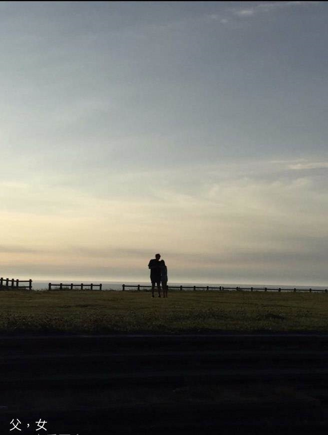 杨伟中曾在facebook发出一张他紧拥女儿的背影照,父女情深溢于言外.