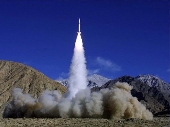 盾牌"面临两大严峻挑战[高清]   资料图:疑似二炮新型东风16导弹曝光