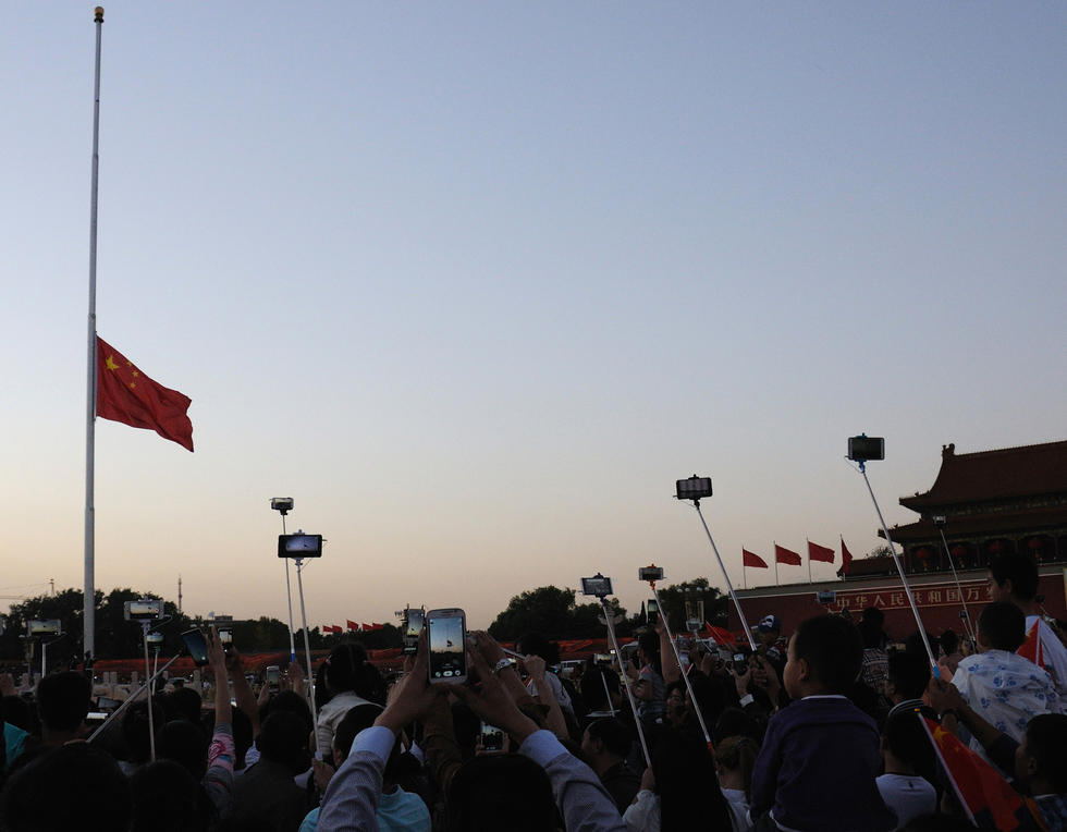 国庆游客齐拍天安门降旗仪式_中国台湾网