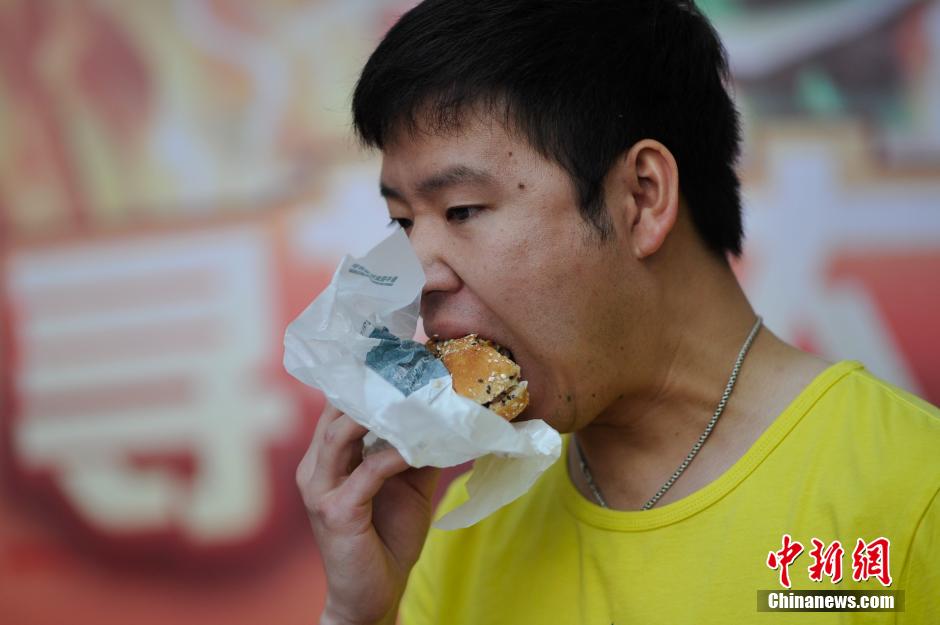 昆明上演大胃王争霸赛 参赛者狼吞虎咽争第一_中国台湾网