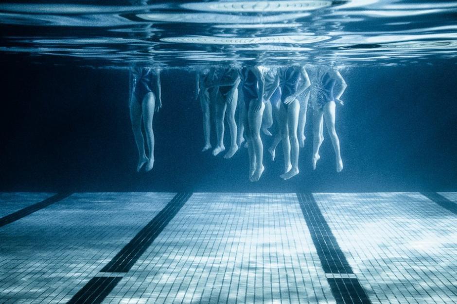 揭秘花样游泳者的水下世界