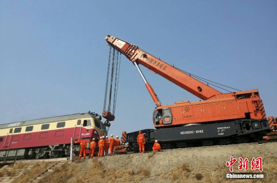 直击黑龙江列车脱线事故救援现场