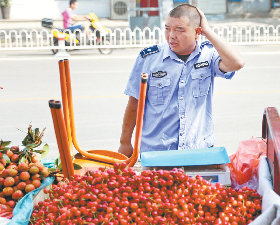 洛阳小贩与城管换角色 受不了异样眼光结束体验