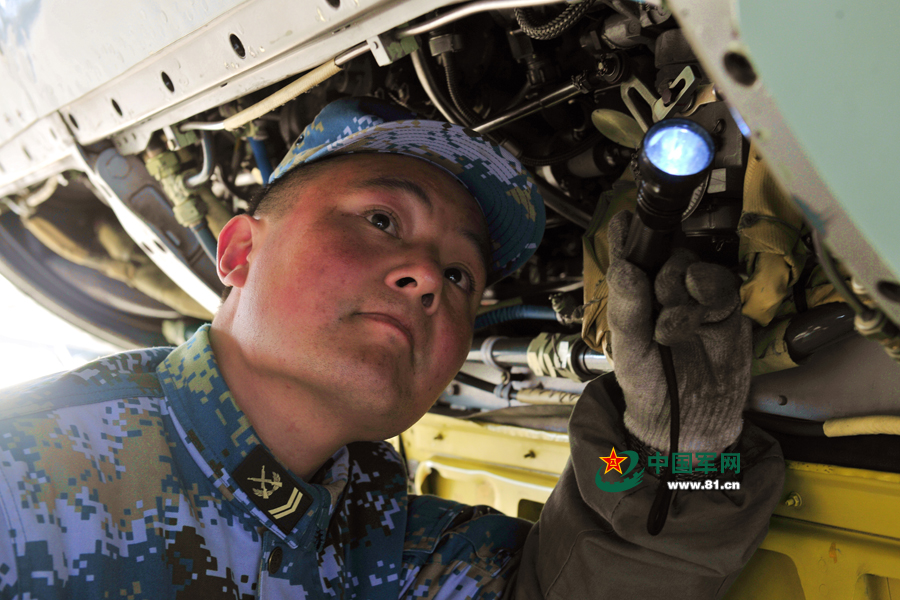 北海舰队多机种联训 歼8全武器挂载空中加油