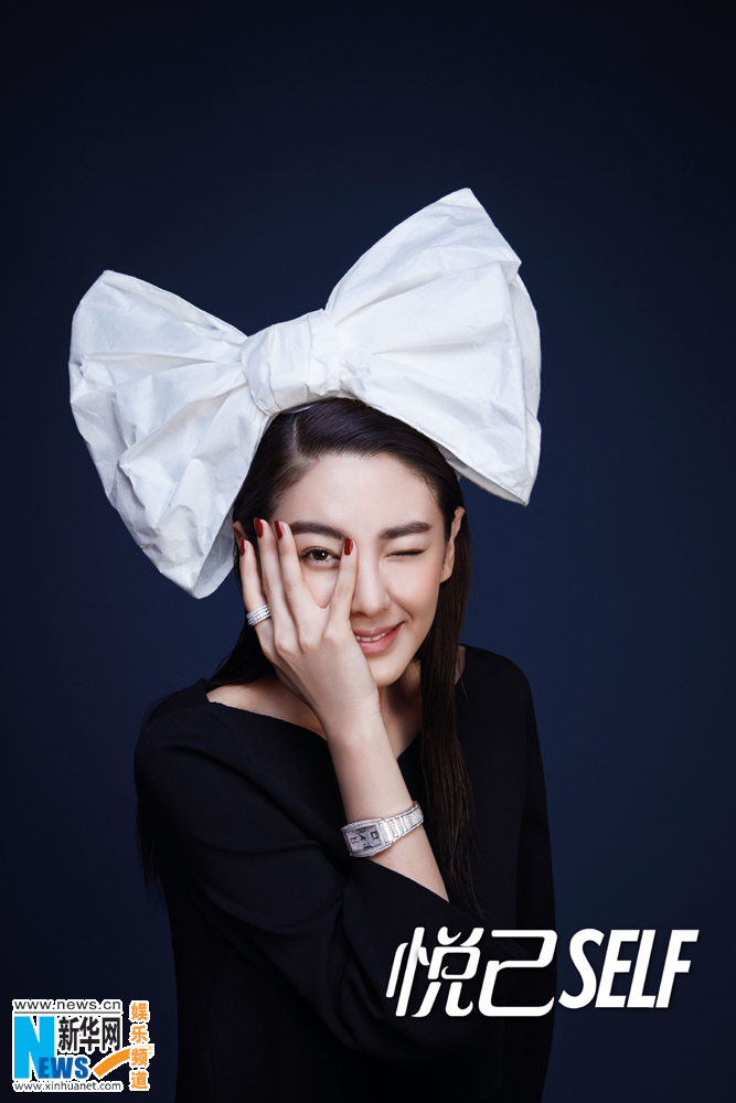 张雨绮头顶大蝴蝶结嘟嘴卖萌 展小女人一面