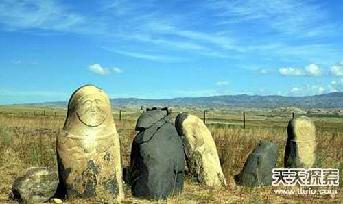 中国阿尔泰山荒原挽天石人