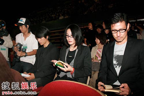 王菲张学友陈坤为灾区诵经