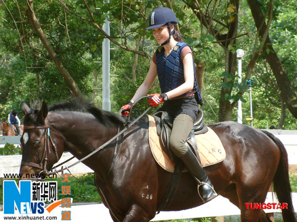 陈慧琳骑马英姿飒爽 为奥运马术献唱深感荣幸