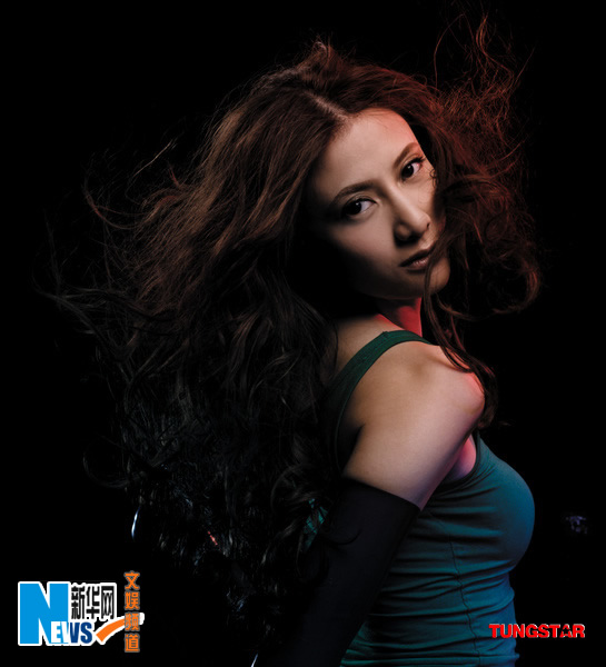 黄伊汶"怀胎"两年体外爆发 新碟冷艳妖娆