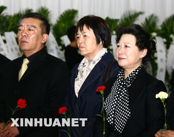 黄蜀芹(中),王馥荔(右),崔杰向谢晋遗体告别.(新华社记者 任珑 摄)