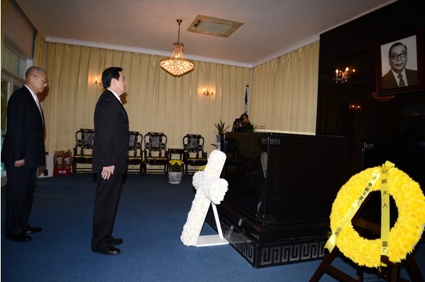 蒋经国逝世26周年 马英九前往大溪墓园祭拜(组图)